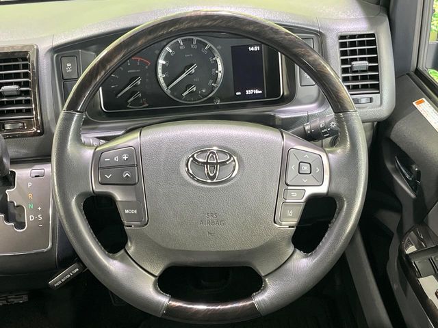 【ウッドコンビステアリング】高級感ある木目調パーツを採用した手に良く馴染むコンビハンドル。運転席廻りの雰囲気も一気に豪華になります！