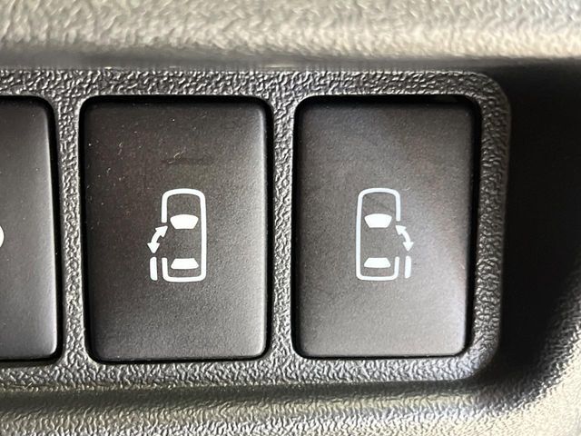 【両側パワースライドドア】スマートキーや運転席のスイッチで後席両側スライドドアの開閉が可能♪電動だから力を入れてドアを開ける必要が無く、小さなお子様でも簡単に開け閉めでき快適です♪