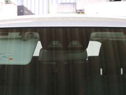 前方の車両等障害物を認識し、追突の危険性が高まったら音や警告灯などで警告し、さらに危険性が高まると自動的にブレーキが作動して衝突回避と被害軽減をアシスト。