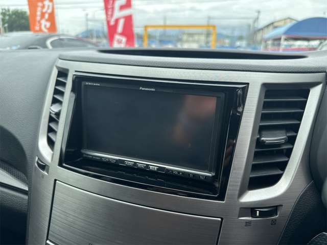 内外装につきましては、熟練のスタッフが真心込めて丁寧に車内清掃、外装磨きを致します。鉄粉を除去してポリッシャーバフで綺麗に磨いた車はもちろん他社とは比べ物にならない綺麗な内外装です。