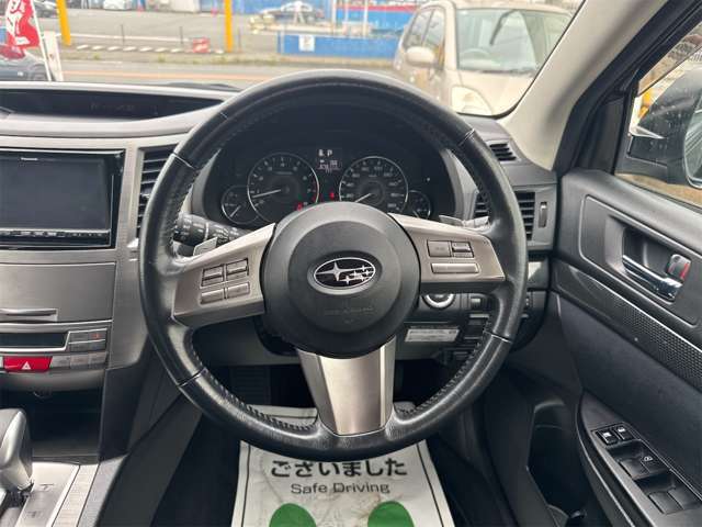 内外装につきましては、熟練のスタッフが真心込めて丁寧に車内清掃、外装磨きを致します。鉄粉を除去してポリッシャーバフで綺麗に磨いた車はもちろん他社とは比べ物にならない綺麗な内外装です。