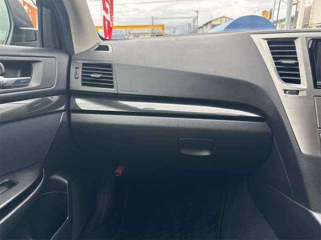 内外装につきましては、熟練のスタッフが真心込めて丁寧に車内清掃、外装磨きを致します。鉄粉を除去してポリッシャーバフで綺麗に磨いた車はもちろん他社とは比べ物にならない綺麗な内外装です。