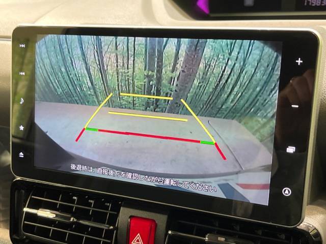 【バックカメラ】駐車時に後方がリアルタイム映像で確認できます。大型商業施設や立体駐車場での駐車時や、夜間のバック時に大活躍！運転スキルに関わらず、今や必須となった装備のひとつです！