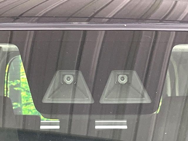 【スマートアシスト】走行中に前方の車両等を認識し、衝突しそうな時は警報とブレーキで衝突回避と被害軽減をアシスト。より安全にドライブをお楽しみいただけます。
