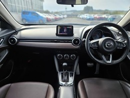 【運転席インテリアデザイン】左右対称のインテリアデザインでドライバーを包み込み運転に集中できるように設計されています。