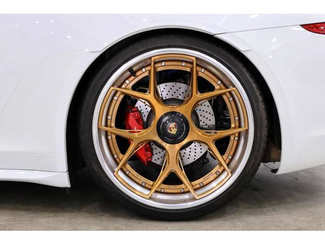 タイヤサイズは，フロント：255/30ZR21，リア：325/25ZR21となります。