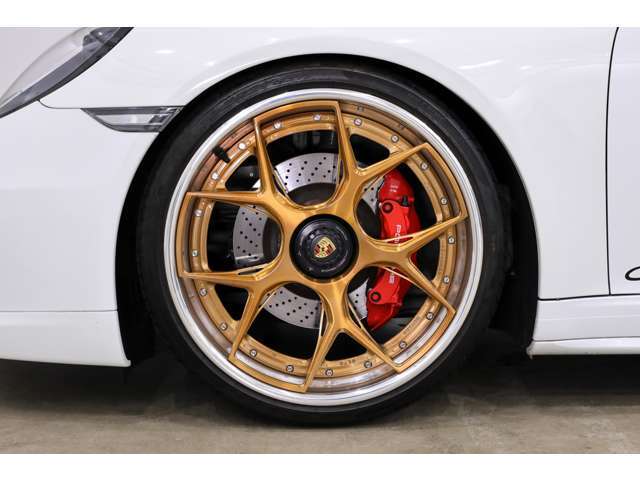 ADV.1製の鍛造アルミホイールが足元を飾ります。