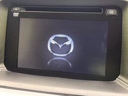 【マツダコネクトナビ】車内の雰囲気にマッチした一体型タイプのナビ。各種車輌設定やBluetooth再生等、様々な機能が楽しめます。直感的なダイヤル操作が可能で、使い勝手も良好です。
