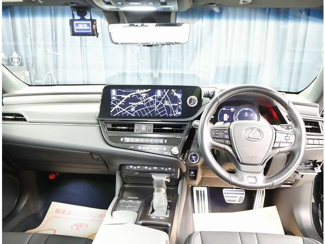 デザインもよく、居心地のよい運転席ですね。分かりやすいスイッチ類ですから操作もしやすく運転をサポートします。