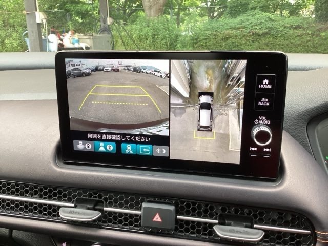 シフトをリバースに入れると、上からの見下ろし画像とバックカメラで安心です。
