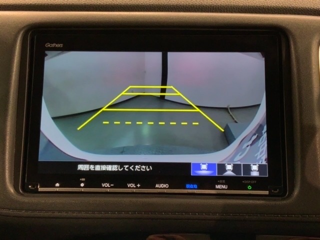 リバースギアに入れるだけで後方の表示へ切り替わります。夜間や雨の日の駐車も楽になりますよ。