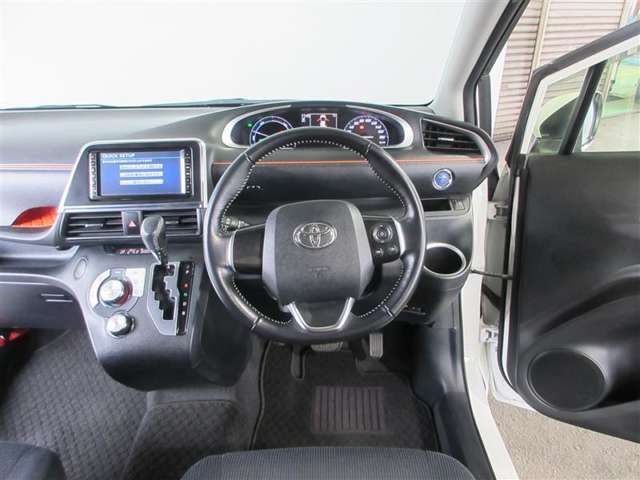 低燃費で環境にもやさしいハイブリッド車です。トヨタ専用診断機器でハイブリッドシステムを綿密に点検してあります！