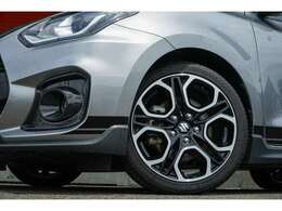 ZC33Sスイフトスポーツ純正の17インチアルミホイールがマッチしてます♪♪お好みのホイールへの交換も承ります！！