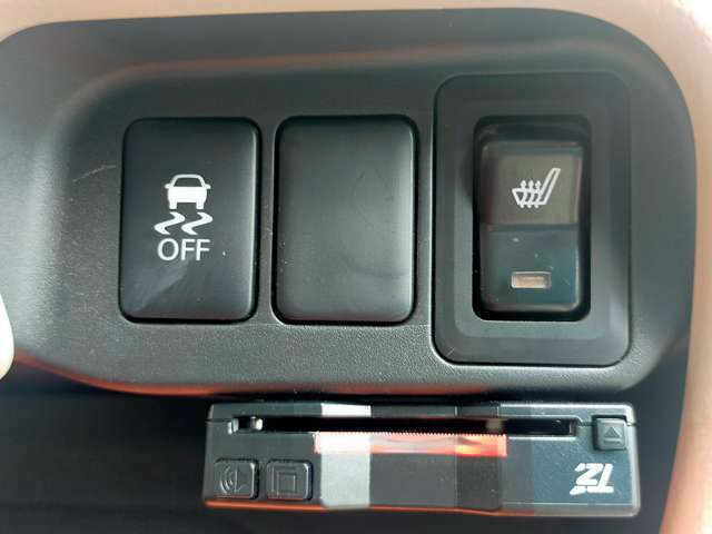 寒い時期には嬉しい装備のシートヒーターです。スイッチONですぐ温まります。冬の車内って寒いですが、シートヒーター使用時の心地よさは助かります。