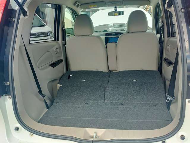 リアシートを倒せばさらに大きな荷物が積むことができます。レジャーや荷物運びにも活躍。ゴルフ、スノボ、キャンプ等使い道は多くありますよ