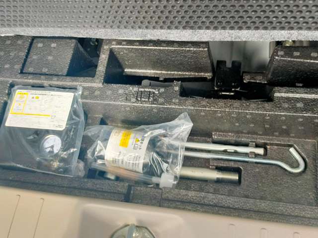 いざという時の付属品！パンク修理キットになります。軽微な穴であれば、一時的にふさぎ、車屋さんまで移動することができます