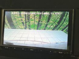 【バックカメラ】駐車時に後方がリアルタイム映像で確認できます。大型商業施設や立体駐車場での駐車時や、夜間のバック時に大活躍！運転スキルに関わらず、今や必須となった装備のひとつです！