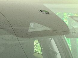 【インテリジェントエマージェンシーブレーキ】フロントカメラで前方の車両や歩行者を検知。衝突しそうな時は衝突被害軽減ブレーキが作動、衝突回避をサポート。より安全にドライブをお楽しみいただけます。