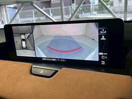 【全周囲モニター】を装備しております。リアの映像がカラーで映し出されますので日々の駐車も安心安全です。