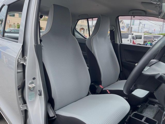 運転席シート廻りは使用感も少なく、良好な状態となっています。丁寧に使われていたことがよくわかりますね。