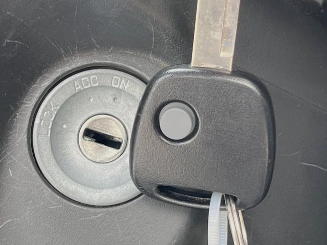 【キーレス】少し離れた場所からでもボタン一つでドアの開錠・施錠ができるのでとっても便利！ドアの鍵穴周りに傷をつけることもありません♪
