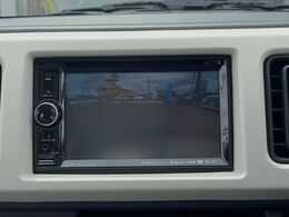 【バックカメラ】駐車時に後方がリアルタイム映像で確認できます。大型商業施設や立体駐車場での駐車時や、夜間のバック時に大活躍！運転スキルに関わらず、今や必須となった装備のひとつです！