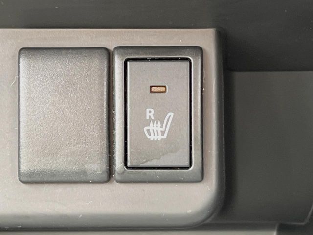 【シートヒーター】寒い日に重宝するシートヒーター！エアコンより早く温まってくれるので寒がりの人も安心ですね♪エアコンの温風は乾燥するから苦手、という方にもをおすすめです。