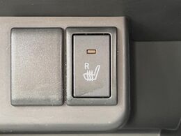 【シートヒーター】寒い日に重宝するシートヒーター！エアコンより早く温まってくれるので寒がりの人も安心ですね♪エアコンの温風は乾燥するから苦手、という方にもをおすすめです。