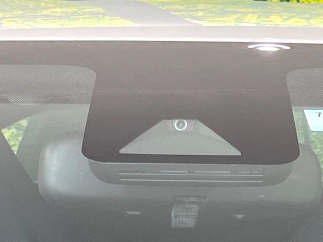 【トヨタセーフティセンス】走行中に前方の車両等を認識し、衝突しそうな時は警報とブレーキで衝突回避と被害軽減をアシスト。より安全にドライブをお楽しみいただけます。