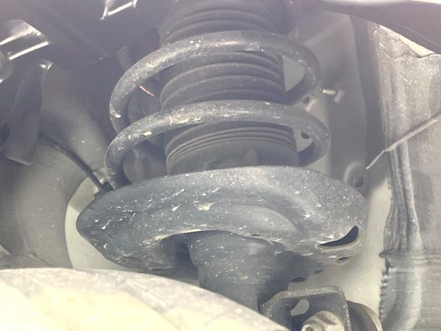 お車を安心してお乗りいただく為には、足回りの定期点検が欠かせません。サービスサポート（有償保証）では無料点検もご提供しており、安心のカーライフをお過ごしいただけるサポート体制が整っています。