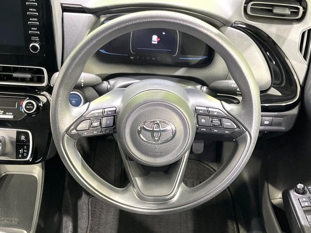 インテリアに合わせたデザインのステアリングは、運転される方のことも考え、運転しやすい形状、大きさです。是非一度、実際に触ってお確かめください。