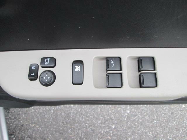パワーウィンドウのスイッチです☆隣には電動格納ドアミラーのスイッチがあり、ミラーの角度調整スイッチもあります☆簡単操作で扱いやすい☆