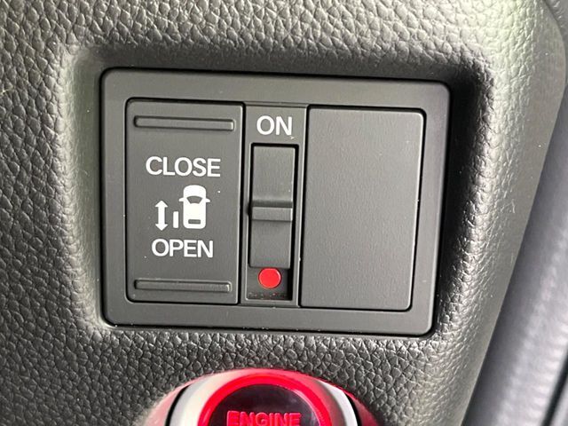 【パワースライドドア】スマートキーや運転席のスイッチでスライドドアの開閉が可能♪電動だから力を入れてドアを開ける必要が無く、小さいお子様でも、重い荷物を持っている時もラクに開け閉めできます♪