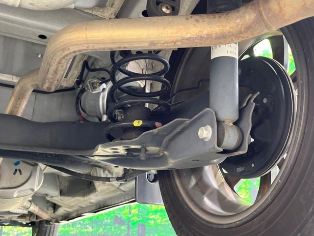お車を安心してお乗りいただく為には、足回りの定期点検が欠かせません。サービスサポート（有償保証）では無料点検もご提供しており、安心のカーライフをお過ごしいただけるサポート体制が整っています。