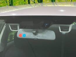 【アイサイトVer2】前方の車両等を検知し、衝突しそうな時は警報で注意を促し、ブレーキを踏む力をサポート。ブレーキを踏めなかった場合は衝突被害軽減ブレーキが作動、衝突回避をサポートします。