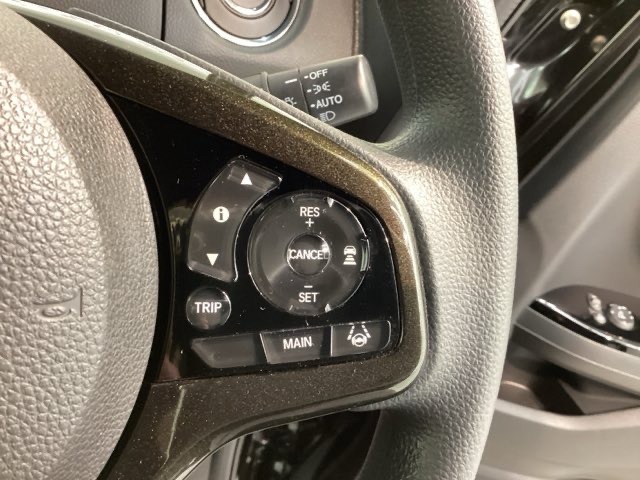 クルーズコントロールを装備しています。高速道路などで一定の速度で走ってくれるので運転が楽ですよ！速度を設定できますので、スピードの出しすぎにも注意できます。