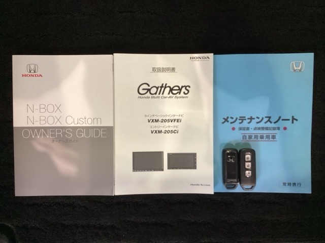 スマートキーは鍵をバッグに入れたままでもドアロックの開閉やエンジンのON・OFFができます。夜間や雨の日も鍵を探さなくて良いので便利です。