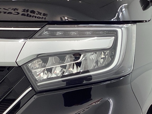 LEDヘッドライトは、点灯の瞬間から最大光量を発揮し、突然暗くなるトンネルなどでの安定感を高めます。