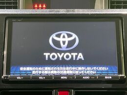 【純正大型ナビ】人気の純正ナビを装備しております。ナビの使いやすさはもちろん、オーディオ機能も充実！キャンプや旅行はもちろん、通勤や買い物など普段のドライブも楽しくなるはず♪