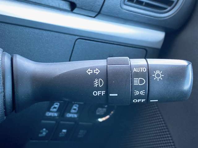 【オートライト】車外の明るさを検知して、自動的にヘッドライトを点灯してくれます♪トンネルを走行する際にも、自動的に点灯してくれて便利な装備の1つです♪
