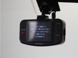 ◆ドライブレコーダー◆映像・音声などを記録する自動車用の装置です。　もしもの事故の際の記録はもちろん、旅行の際の思い出としてドライブの映像を楽しむことができます。