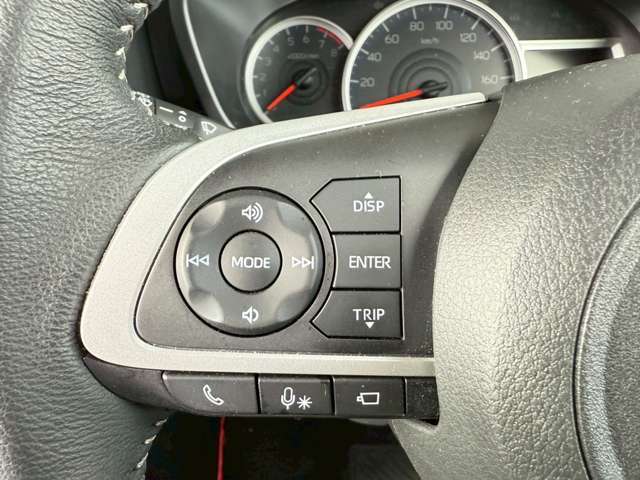 ハンドルから手を離すことなく、オーディオ操作ができます。