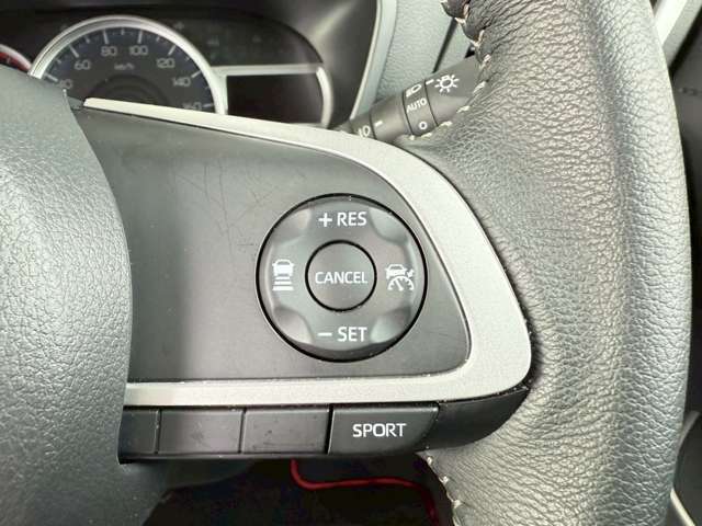 「オートクルーズコントロール」渋滞走行と、長時間の巡航走行の2つのシーンで、アクセル、ブレーキのすべてをシステムが自動で制御し、ドライバーの負担を軽減します。