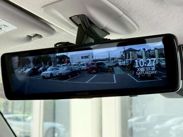 インテリジェントルームミラーが付いており、視界が広くとても見やすいですよ。