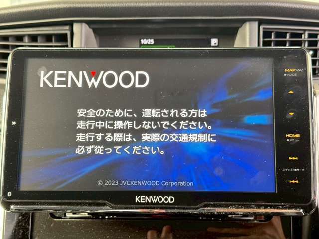 8インチナビが装備されております。画面が大きくて見やすいです。