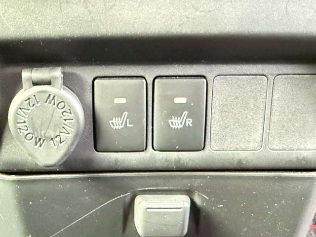 前席にはシートヒーターも装備されております。