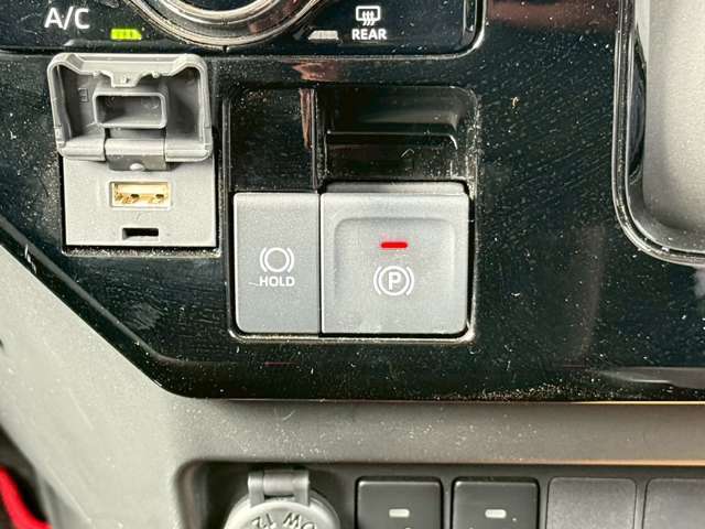 電子サイドブレーキ、オートホールドが付いていおります。