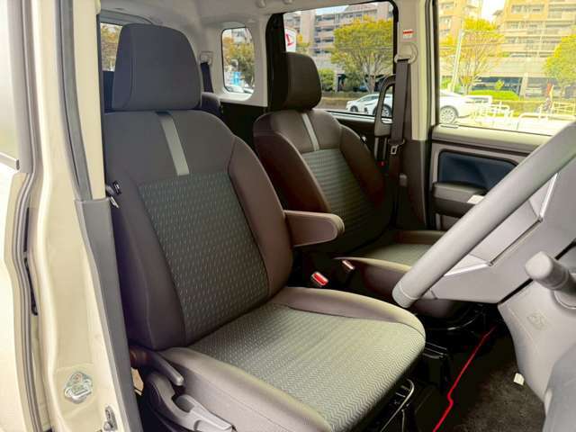 ゆったりとした運転席廻りです。