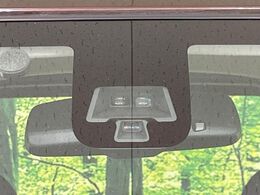 【エマージェンシーブレーキ】走行中に前方の車両等を認識し、衝突しそうな時は警報とブレーキで衝突回避と被害軽減をアシスト。より安全にドライブをお楽しみいただけます。