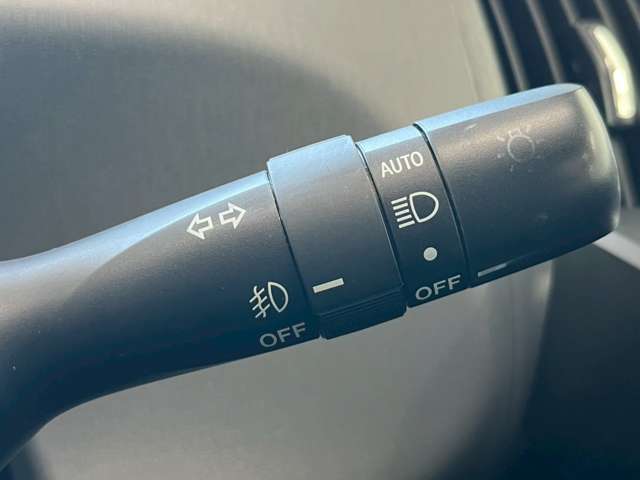 【オートライト】オートライトのメリットは付け忘れや消し忘れが無くなることです。屋内駐車場やトンネルに入ったとき、特に実感できます。